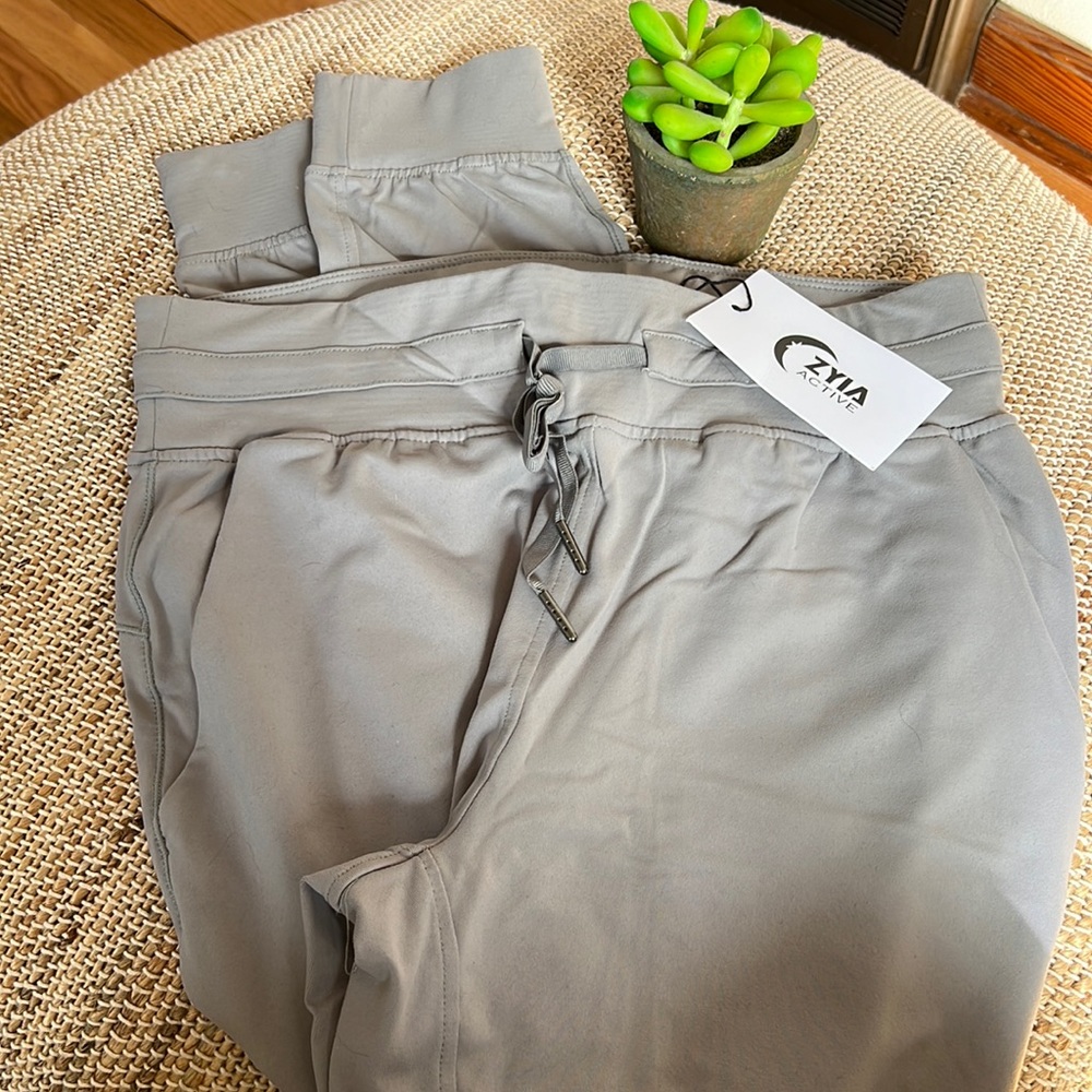 Zyia Gray Ascend Joggers NWT Size XL (fits like a large)